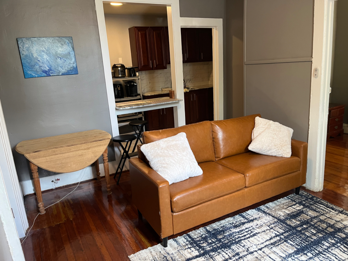1st floor close to hospitals , bus lines , food and entertainment - Photo 9