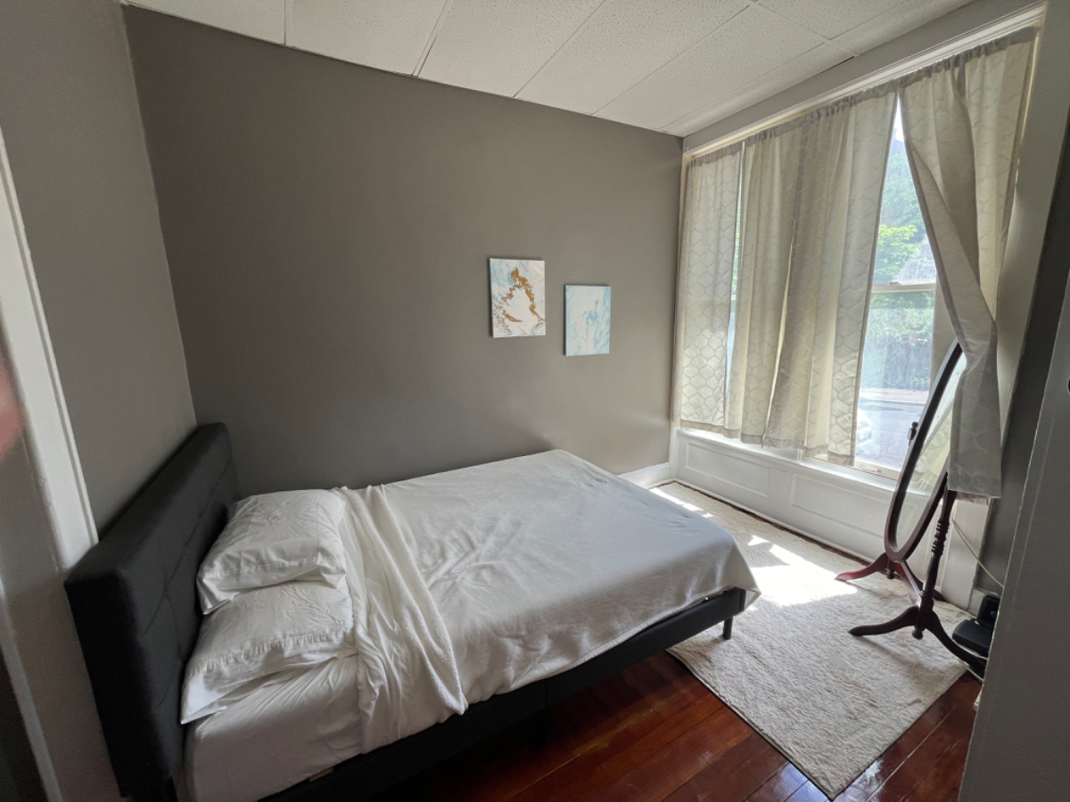 1st floor close to hospitals , bus lines , food and entertainment - Photo 10