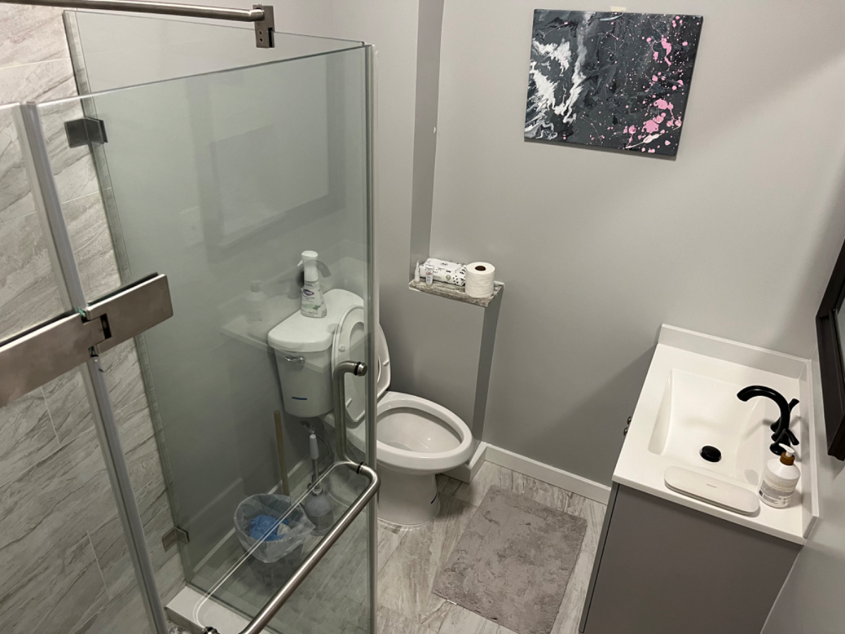 1st floor close to hospitals , bus lines , food and entertainment - Photo 11