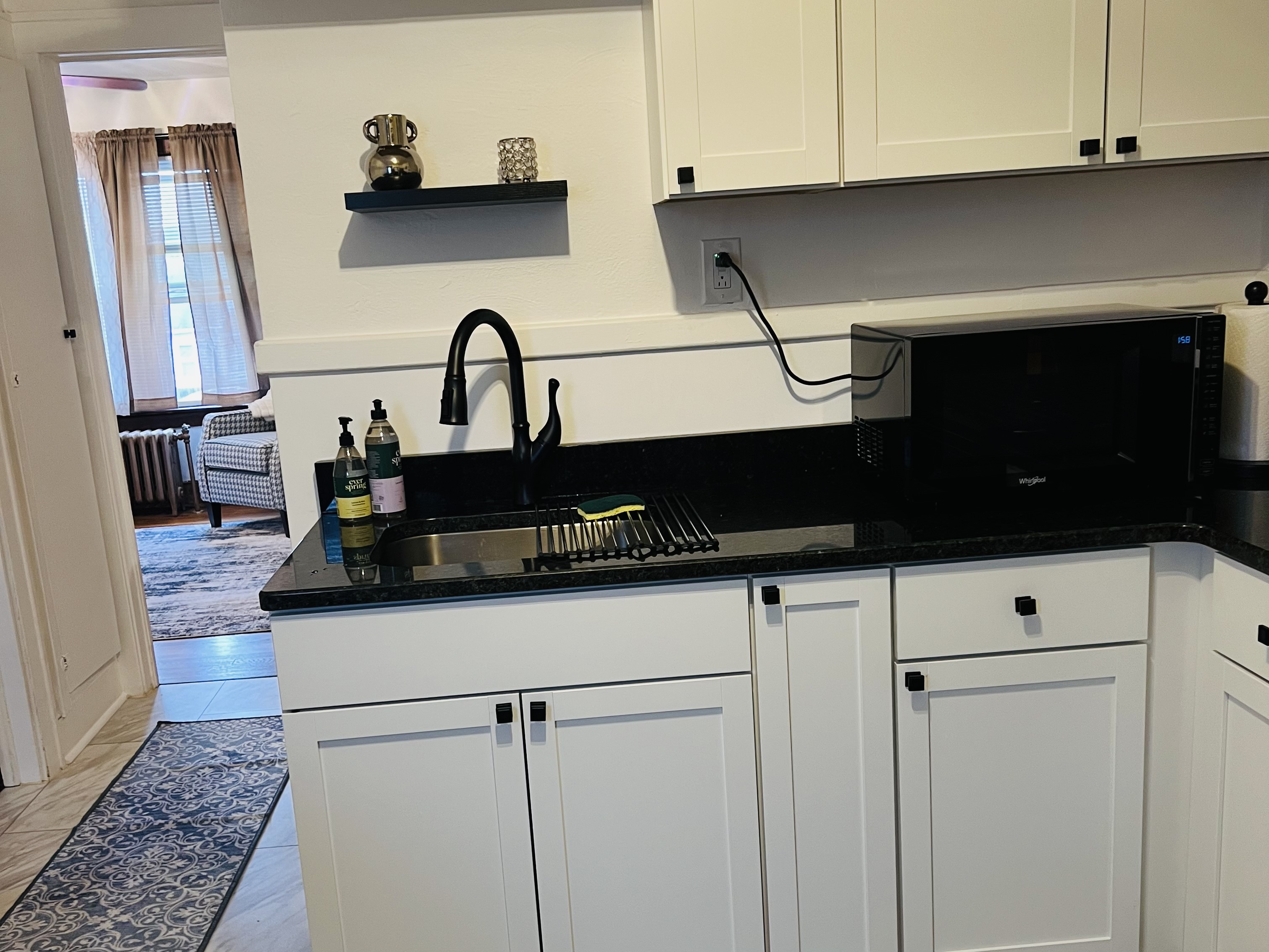 Luxury Apartment near Hospitals/hardwood/ - Photo 9
