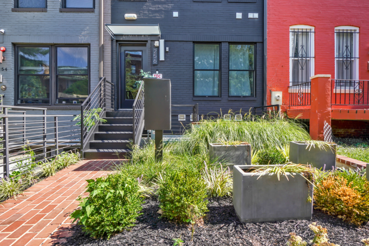 Luxury 2-Bedroom Townhouse in Washington DC l Prime Location Unforgettable Style and Comfort Await - Photo 8