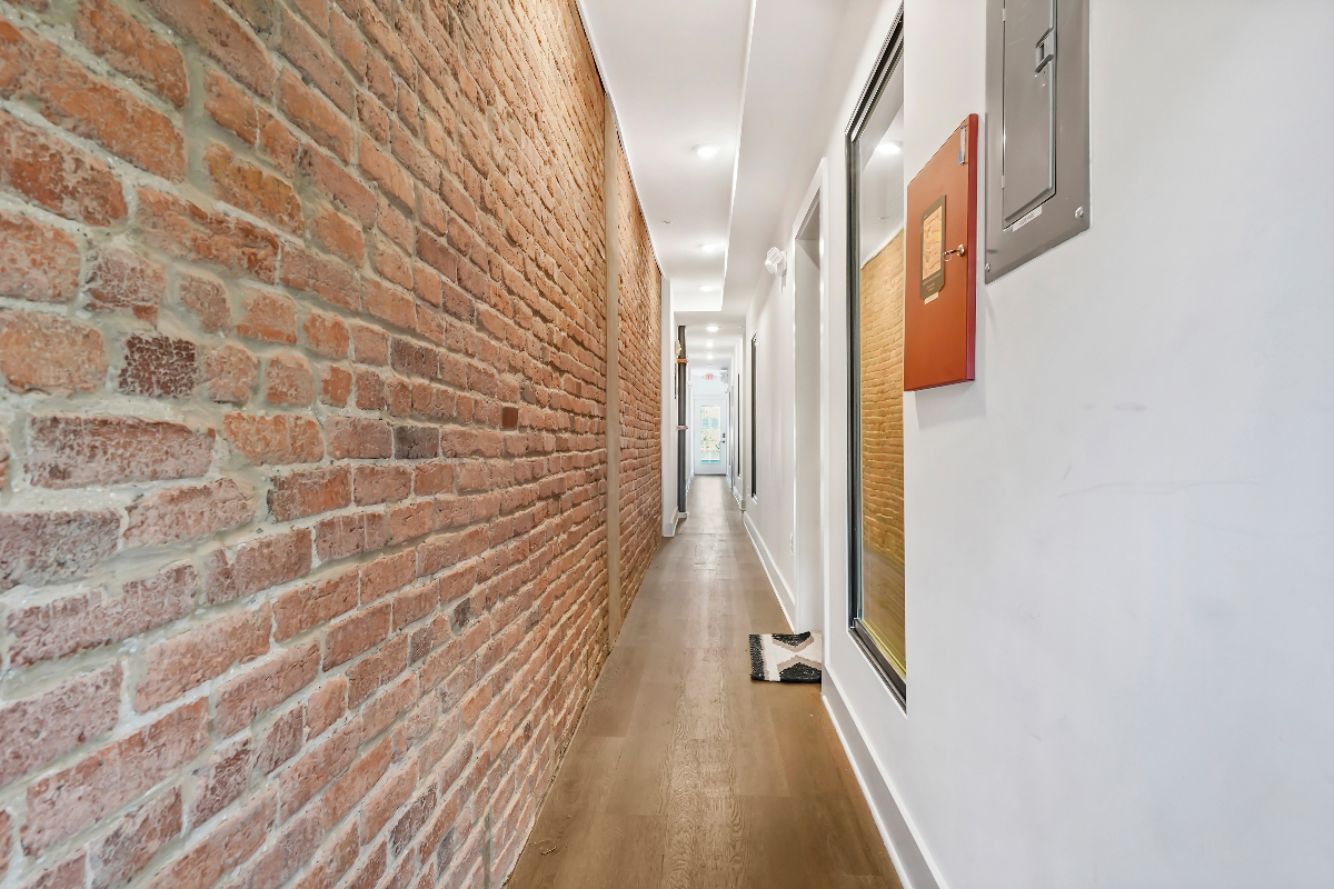 Luxury 2-Bedroom Townhouse in Washington DC l Prime Location Unforgettable Style and Comfort Await - Photo 2