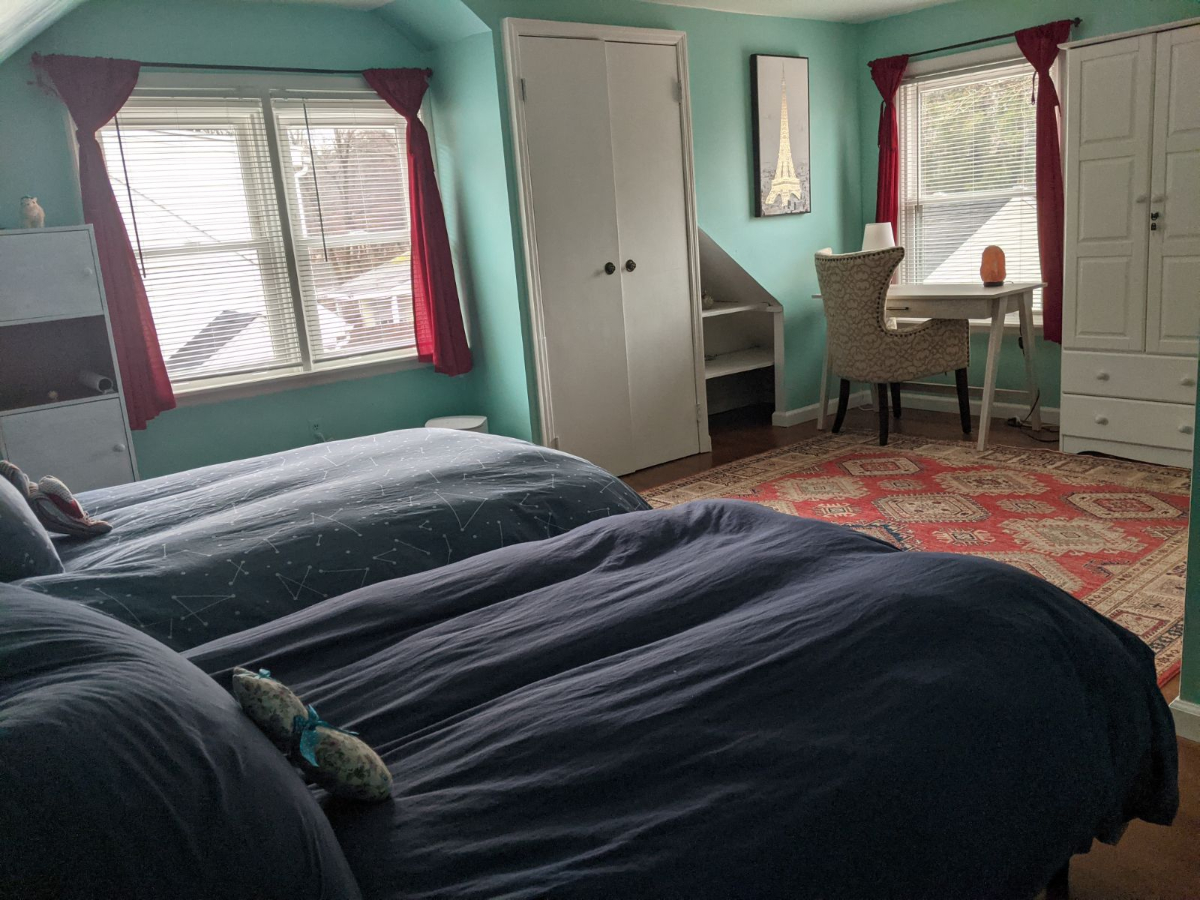 Beautiful bright 2 Bedroom 2 Bathroom home centrally located in Colonie - Photo 3