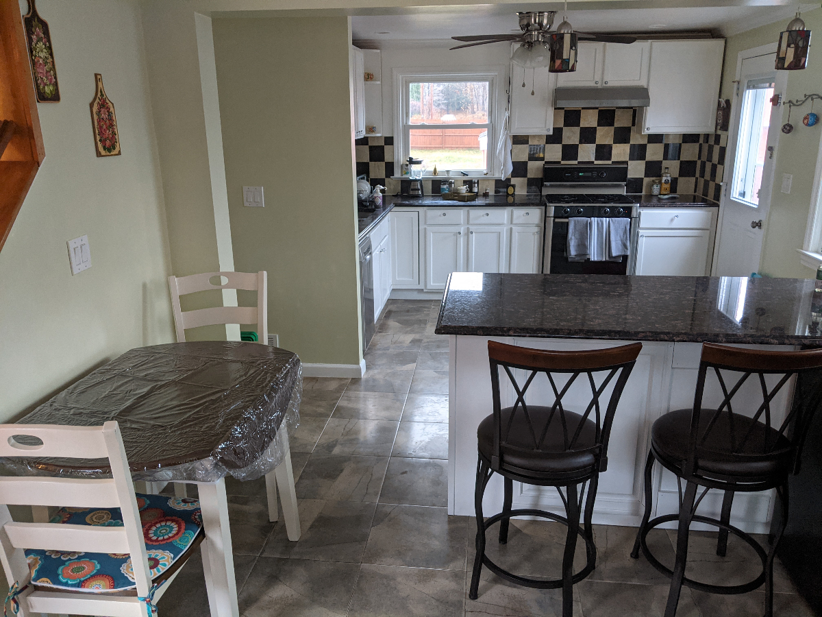 Beautiful bright 2 Bedroom 2 Bathroom home centrally located in Colonie - Photo 6
