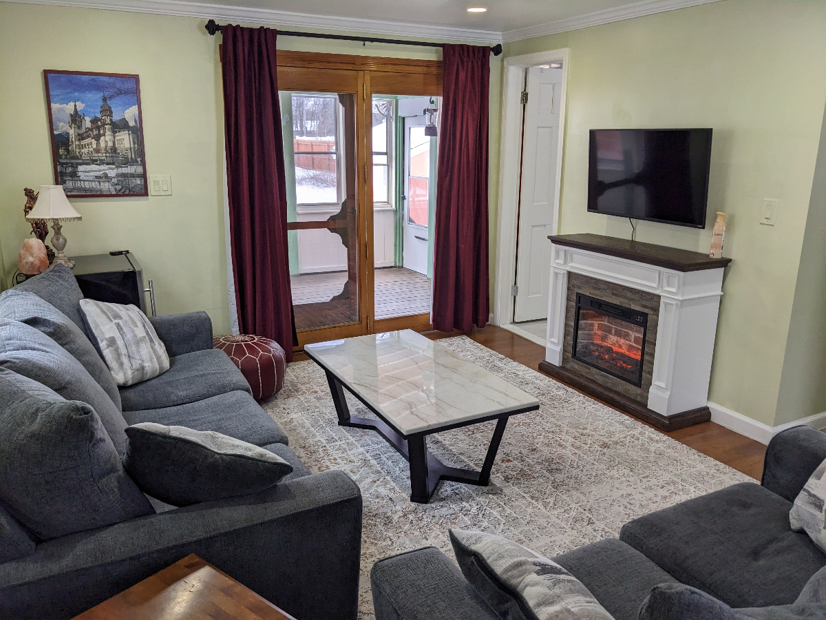 Beautiful bright 2 Bedroom 2 Bathroom home centrally located in Colonie - Photo 9
