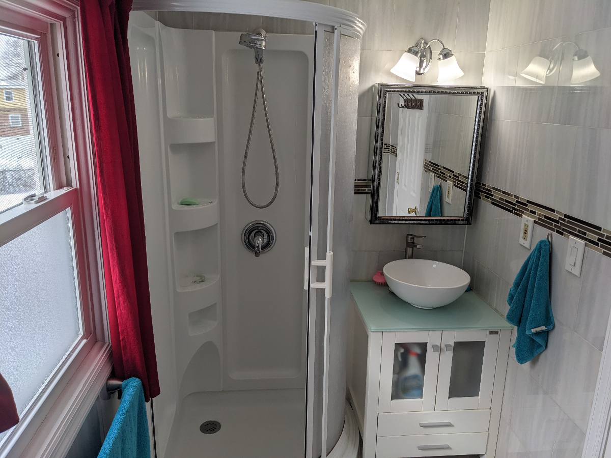 Beautiful bright 2 Bedroom 2 Bathroom home centrally located in Colonie - Photo 10