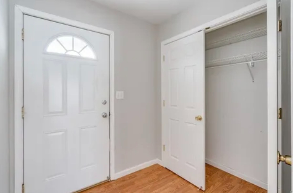 Fully furnished (with TV) bedroom that is 1... - Photo 12