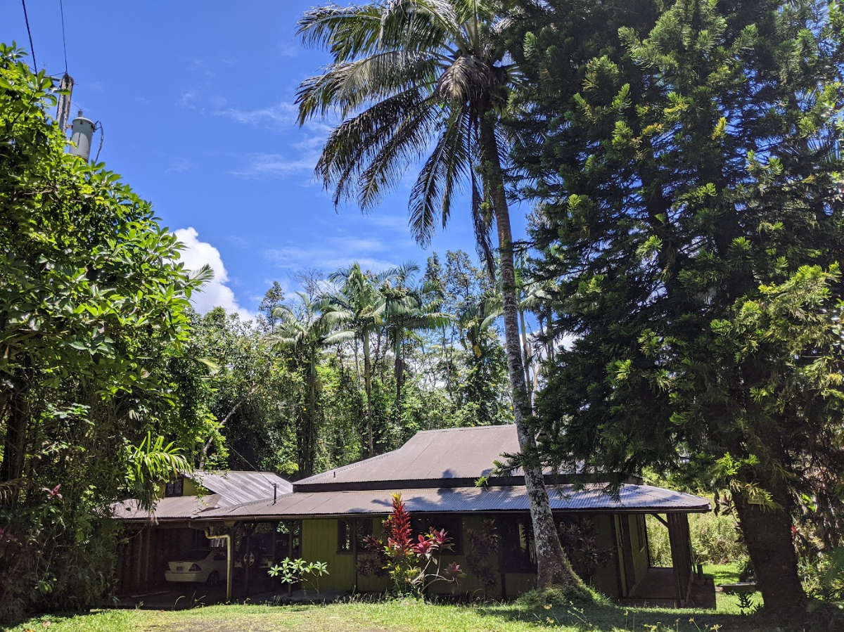 Pineapple House 2 Bed 1 Bath with Loft Entire Home