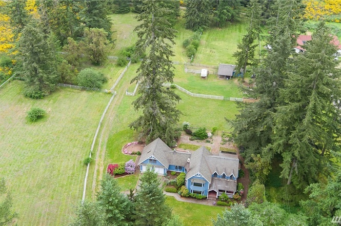 Large private upstairs master bed and bath on quiet horse farm 