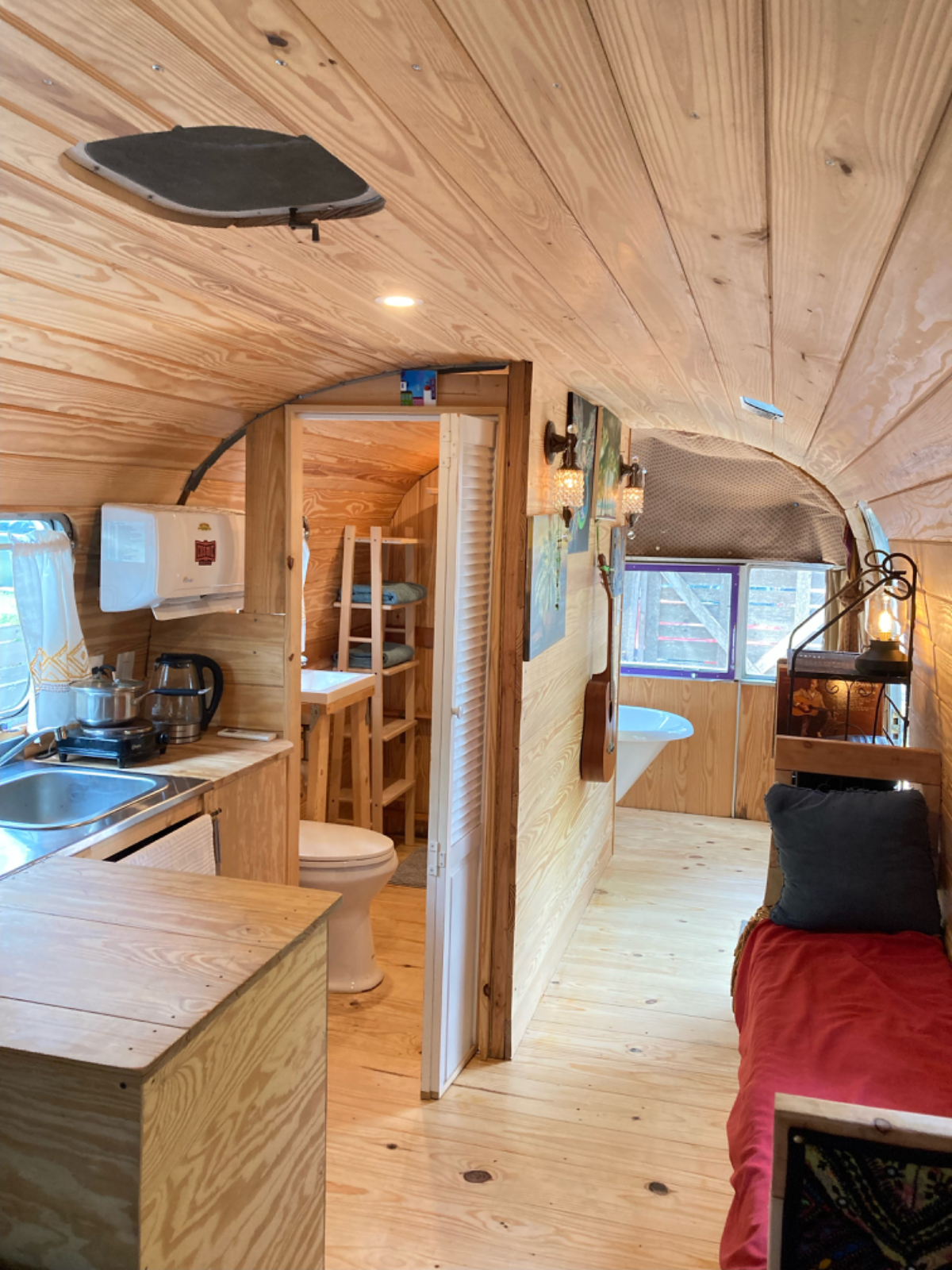 Tree-lined Stay in Central Austin near bus stop Studio - Photo 2