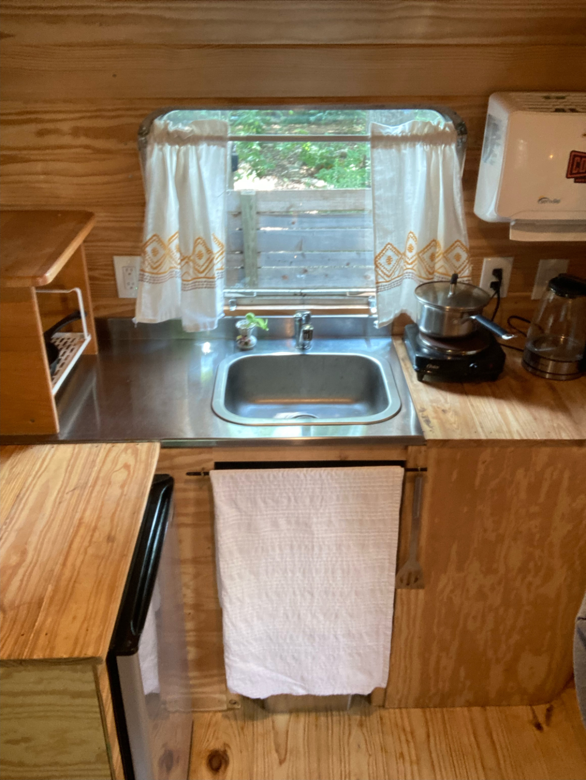 Tree-lined Stay in Central Austin near bus stop Studio - Photo 4
