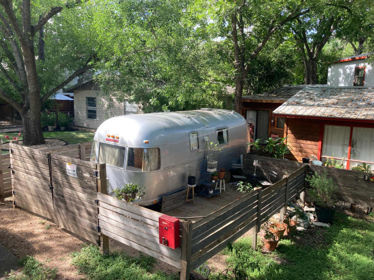Tree-lined Stay in Central Austin near bus stop Studio - Photo 9