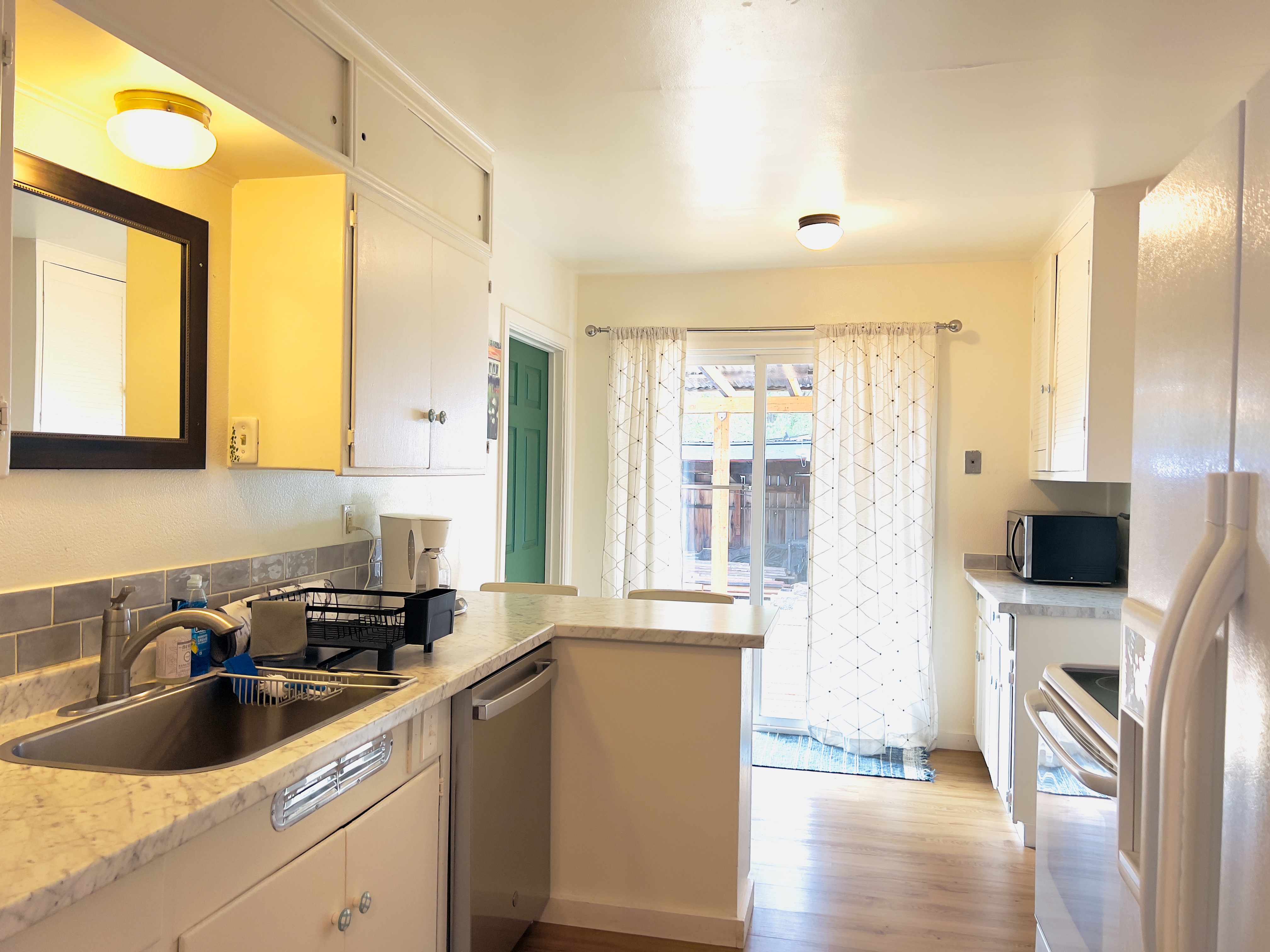 Clean and Fully Furnished 2 Bedroom, 1 Bathroom House - Photo 5