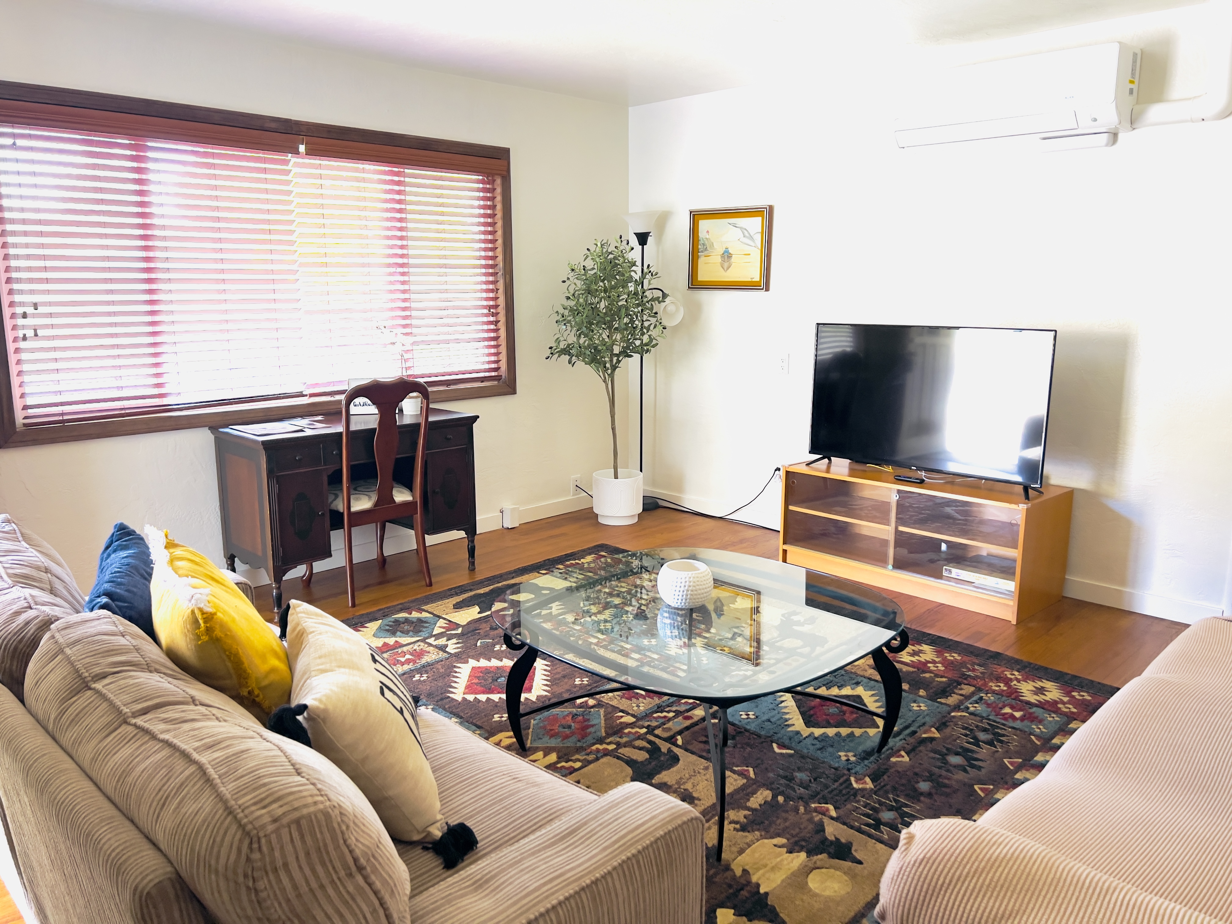 Clean and Fully Furnished 2 Bedroom, 1 Bathroom House - Photo 2