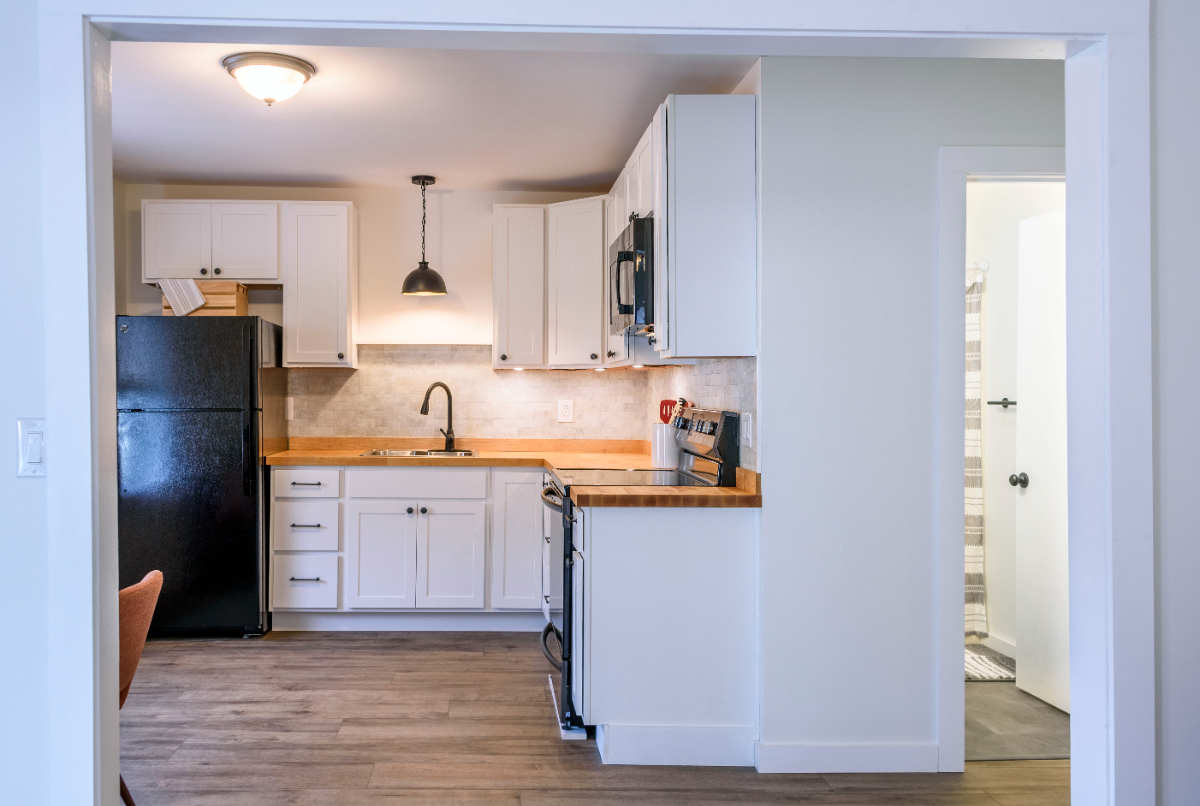 Newly Renovated Village Apartment - Photo 5