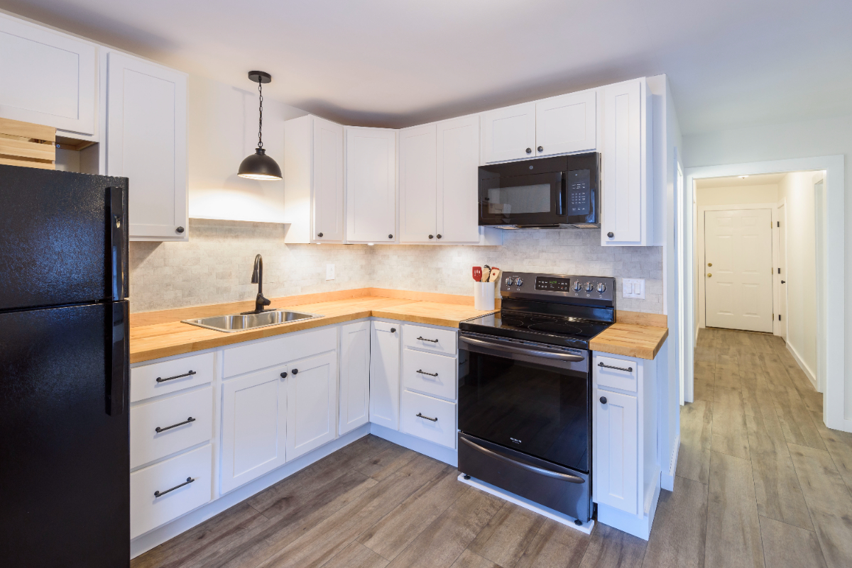 Newly Renovated Village Apartment - Photo 6