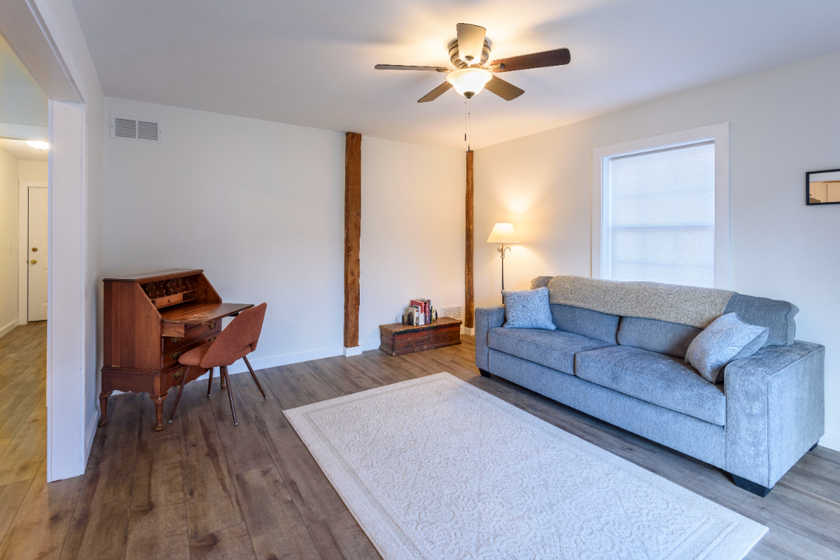 Newly Renovated Village Apartment - Photo 3