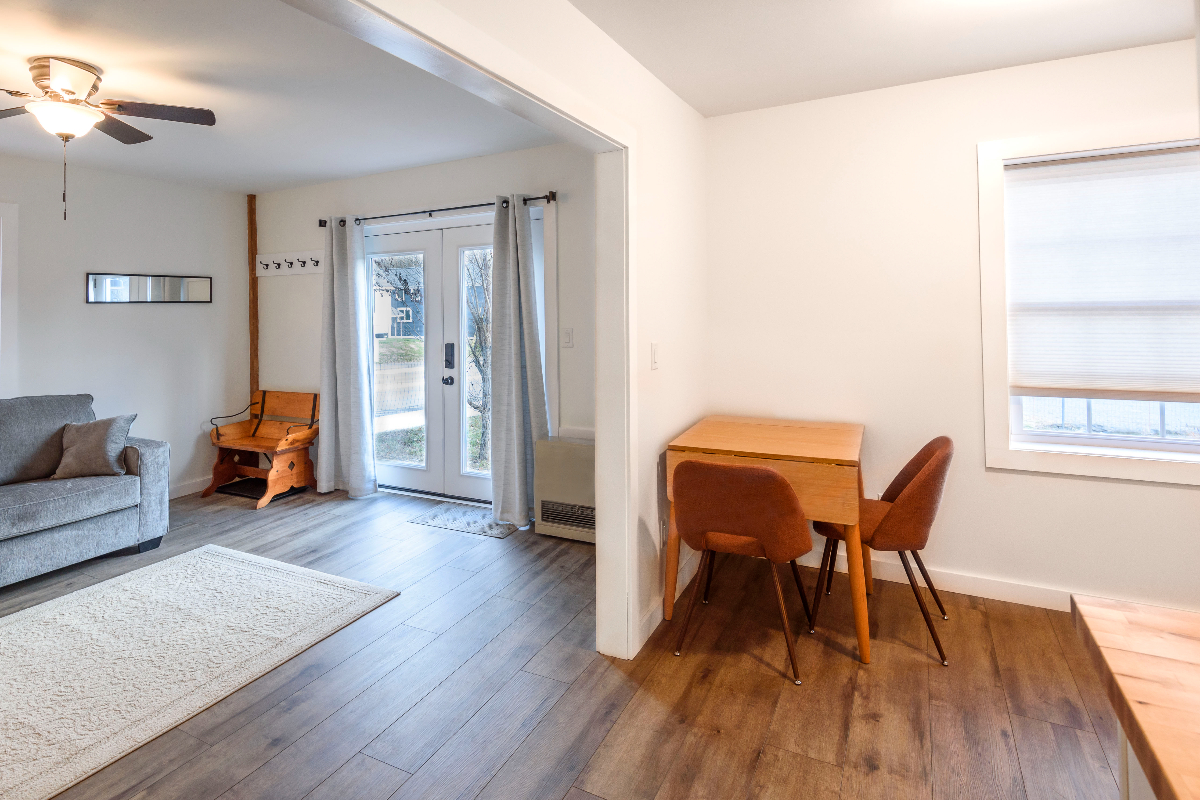 Newly Renovated Village Apartment - Photo 4