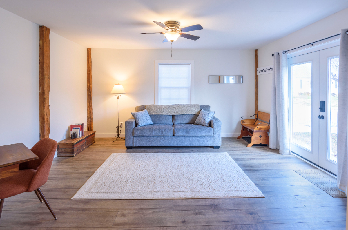 Newly Renovated Village Apartment - Photo 1