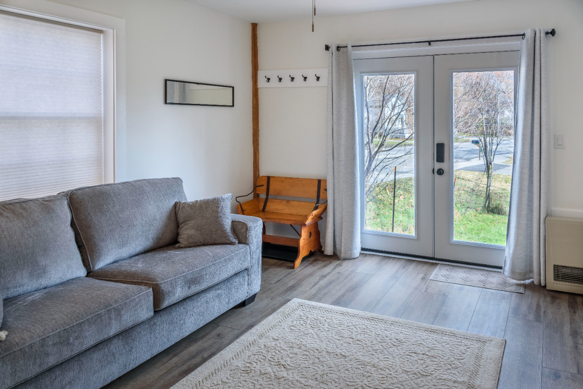 Newly Renovated Village Apartment - Photo 2