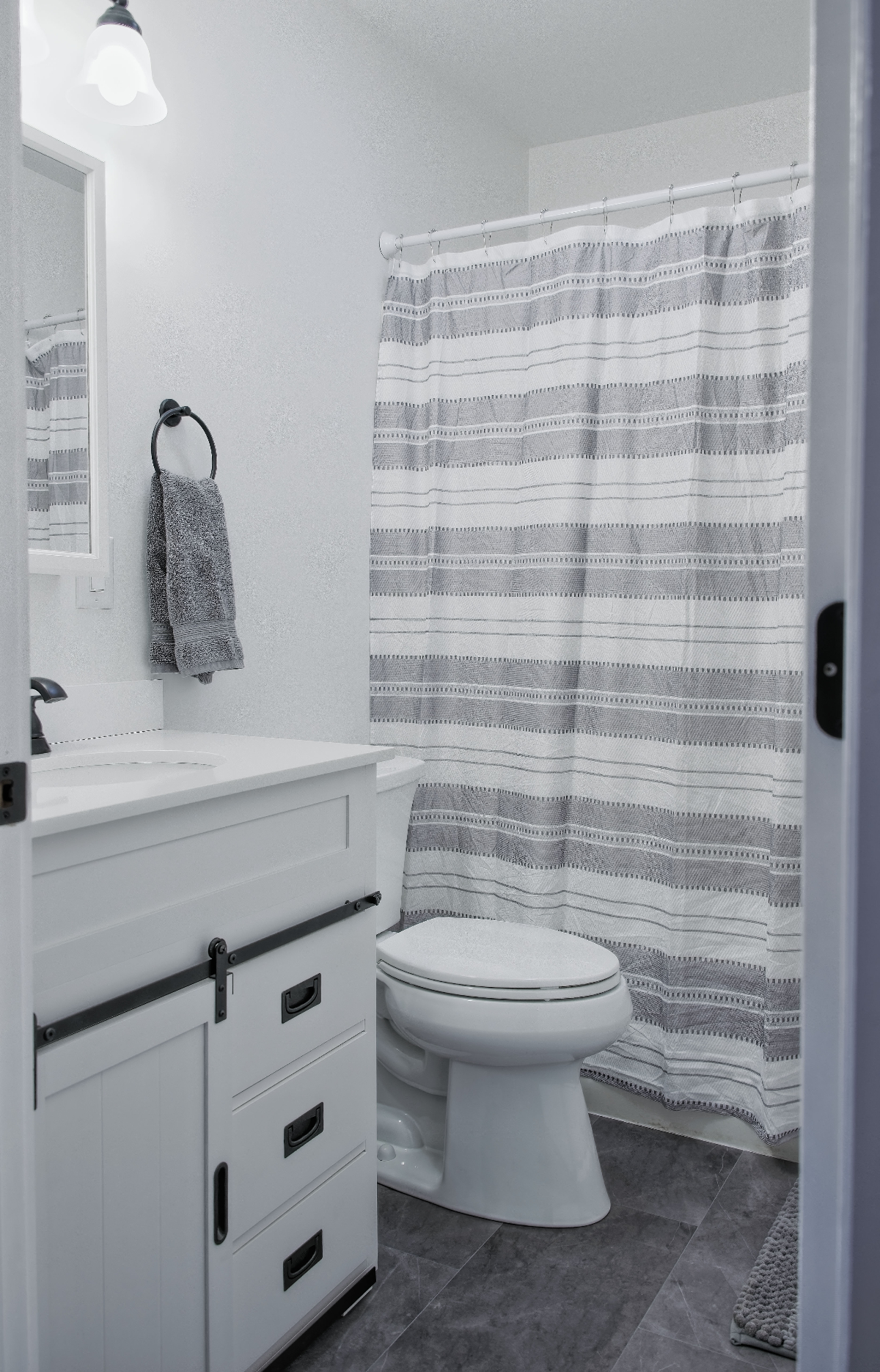Newly Renovated Village Apartment - Photo 8