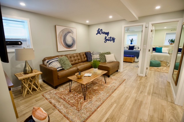 Stylish and Convenient 2-Bedroom Apartment in Queens - Recently Renovated with Beach and Hospital Pr - Photo 5