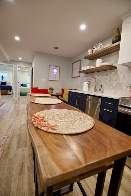 Stylish and Convenient 2-Bedroom Apartment in Queens - Recently Renovated with Beach and Hospital Pr - Photo 9