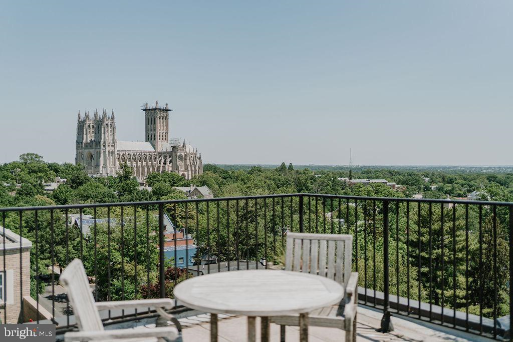 Spacious Furnished Studio with Amazing Views - Photo 12