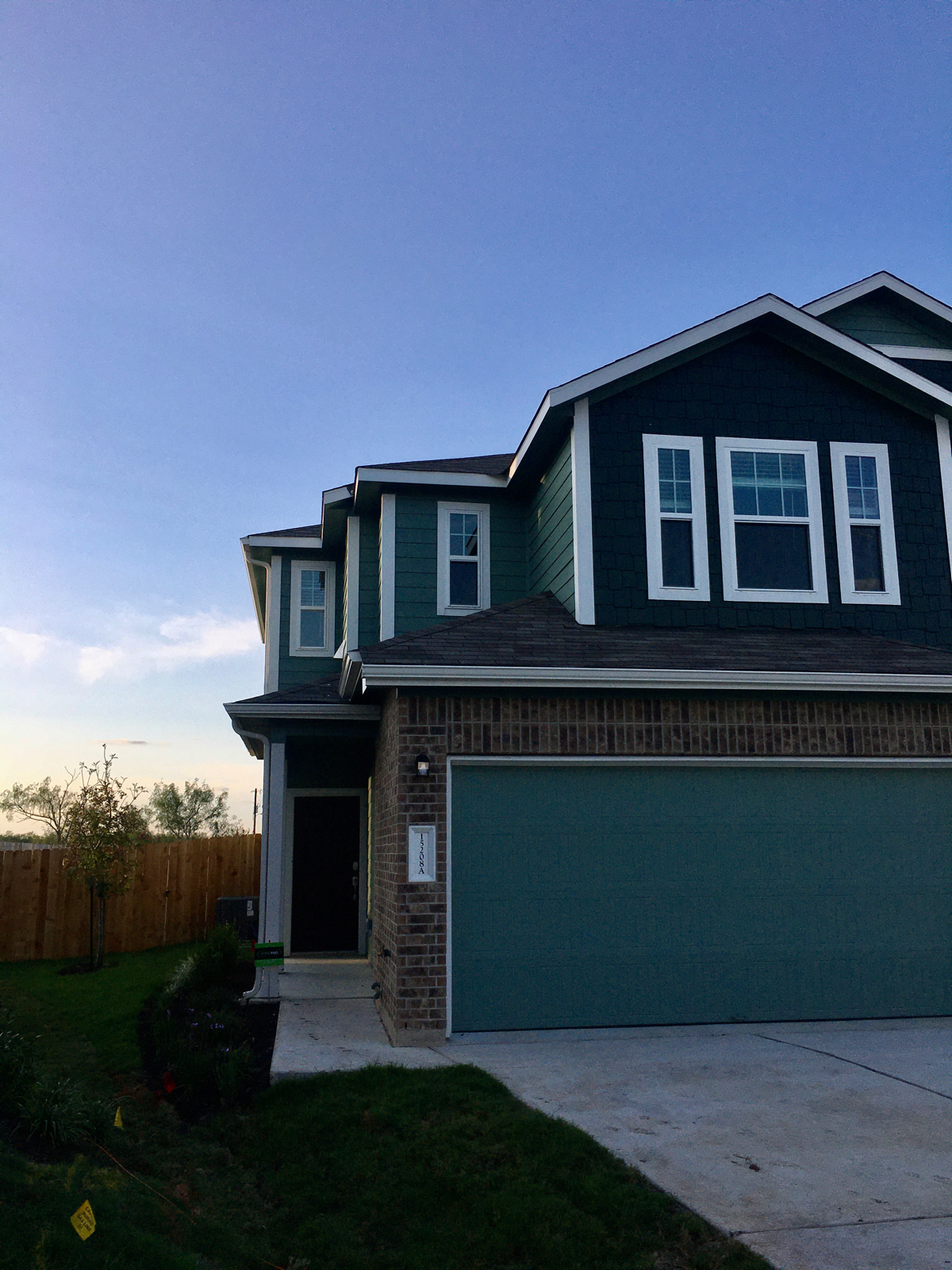 Cozy new townhome close to downtown Austin COTA Tesla and the Austin airport