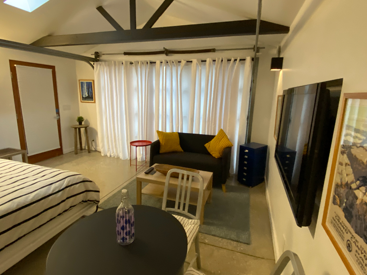 Charming Westside Cottage - Photo 3