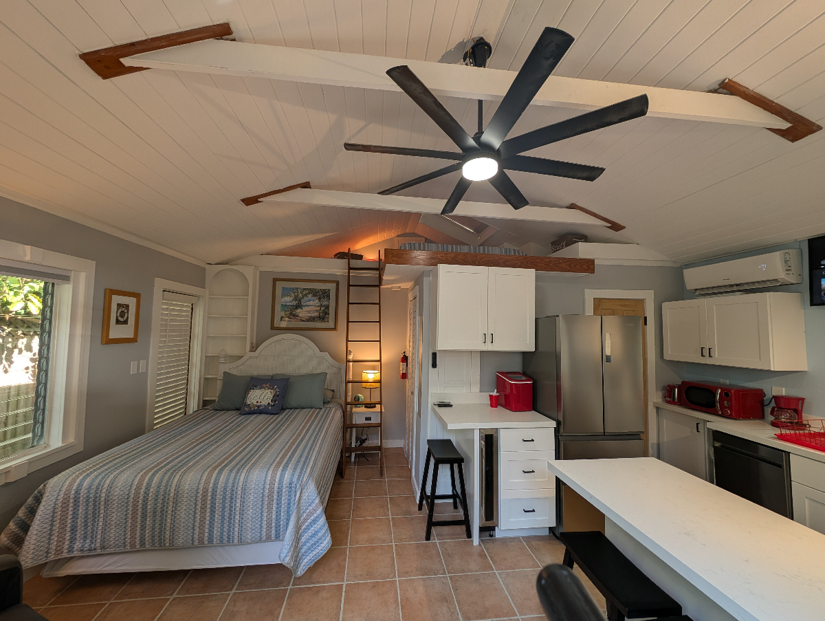 Adorable gated loft studio two blocks from Duval