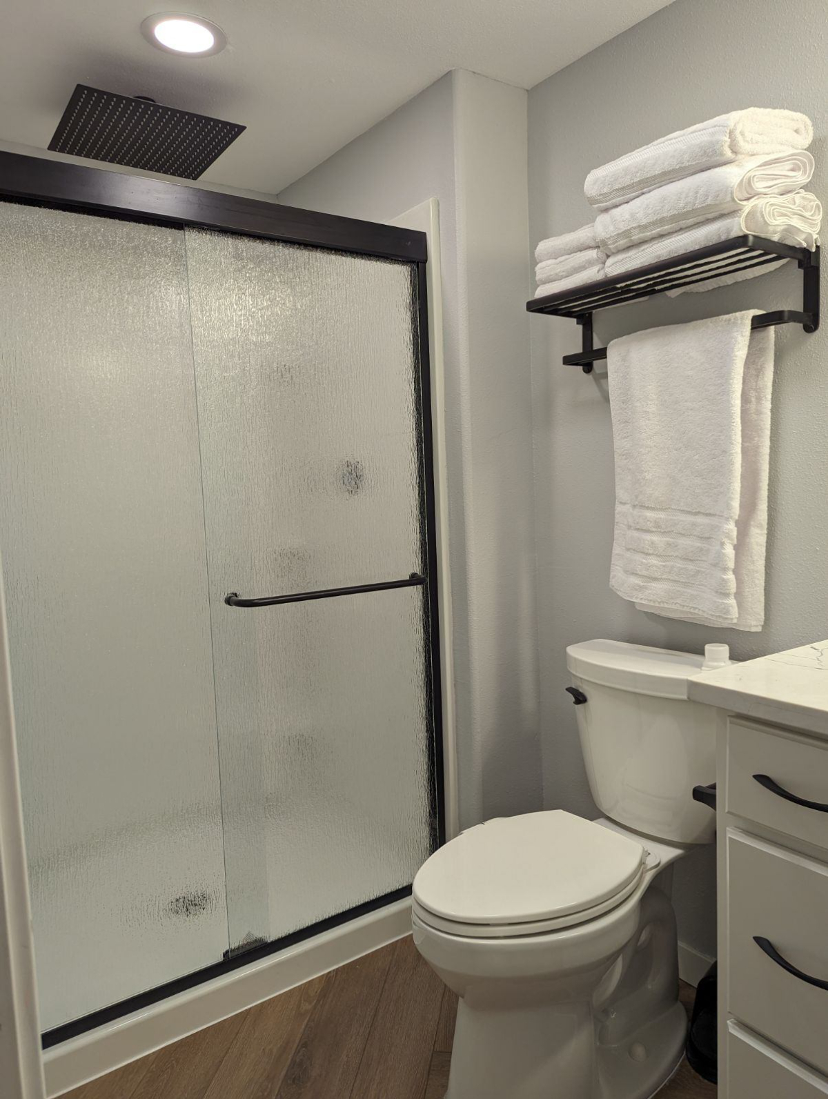 New updated Apartment pet friendly. - Photo 9