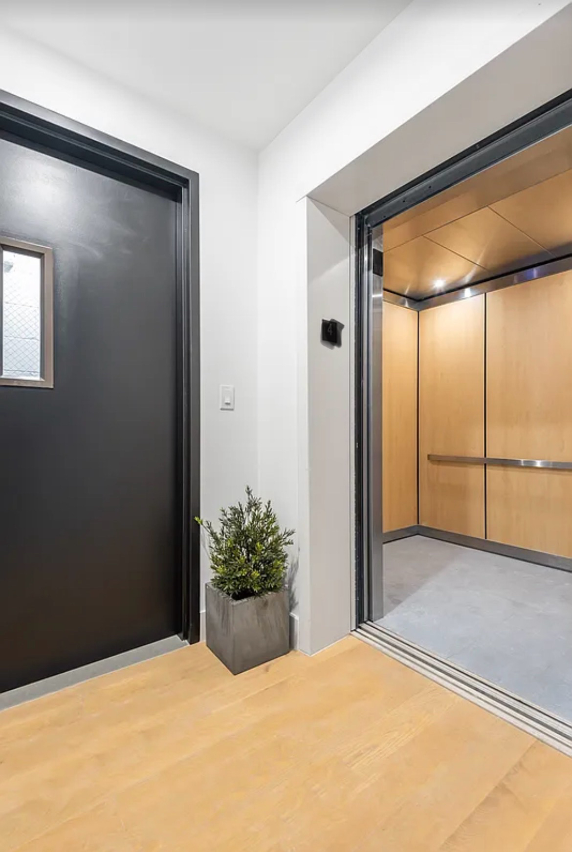 GORGEOUS RECENT CONSTRUCTION WITH NYC SKYLINE VIEWS - Photo 2