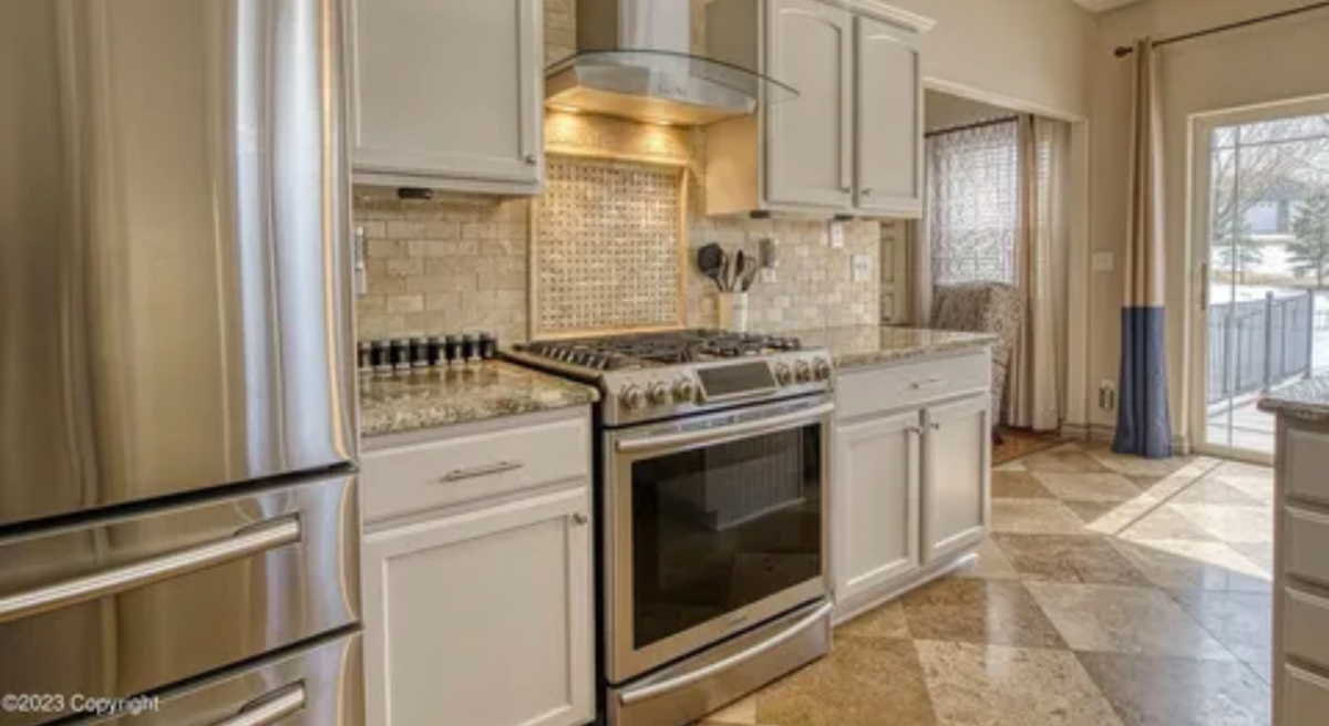 5 Bdrm 3 Bath Luxury & Cozy Retreat Fully Furnished - Your Ideal Home Away from Home - Photo 2