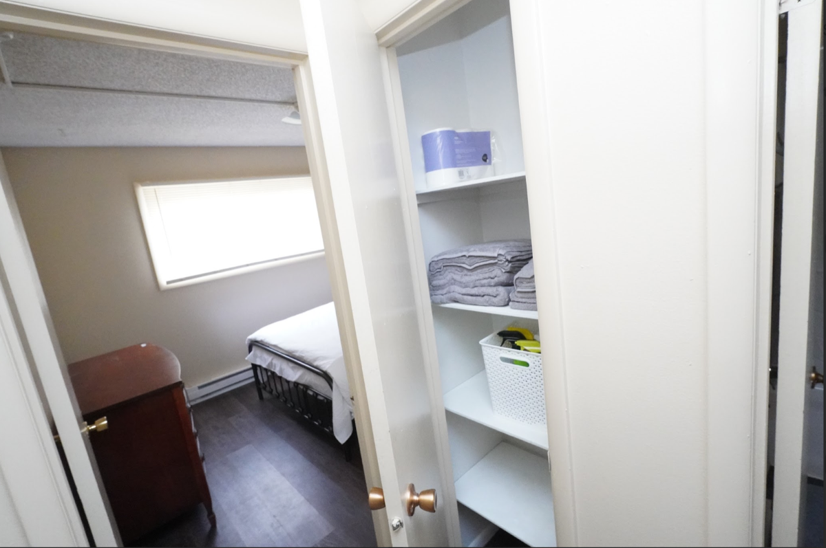 Spacious Two Bedroom Furnished Apartment - Photo 2
