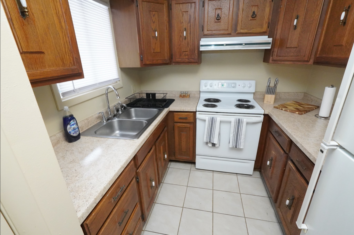 Spacious Two Bedroom Furnished Apartment - Photo 11