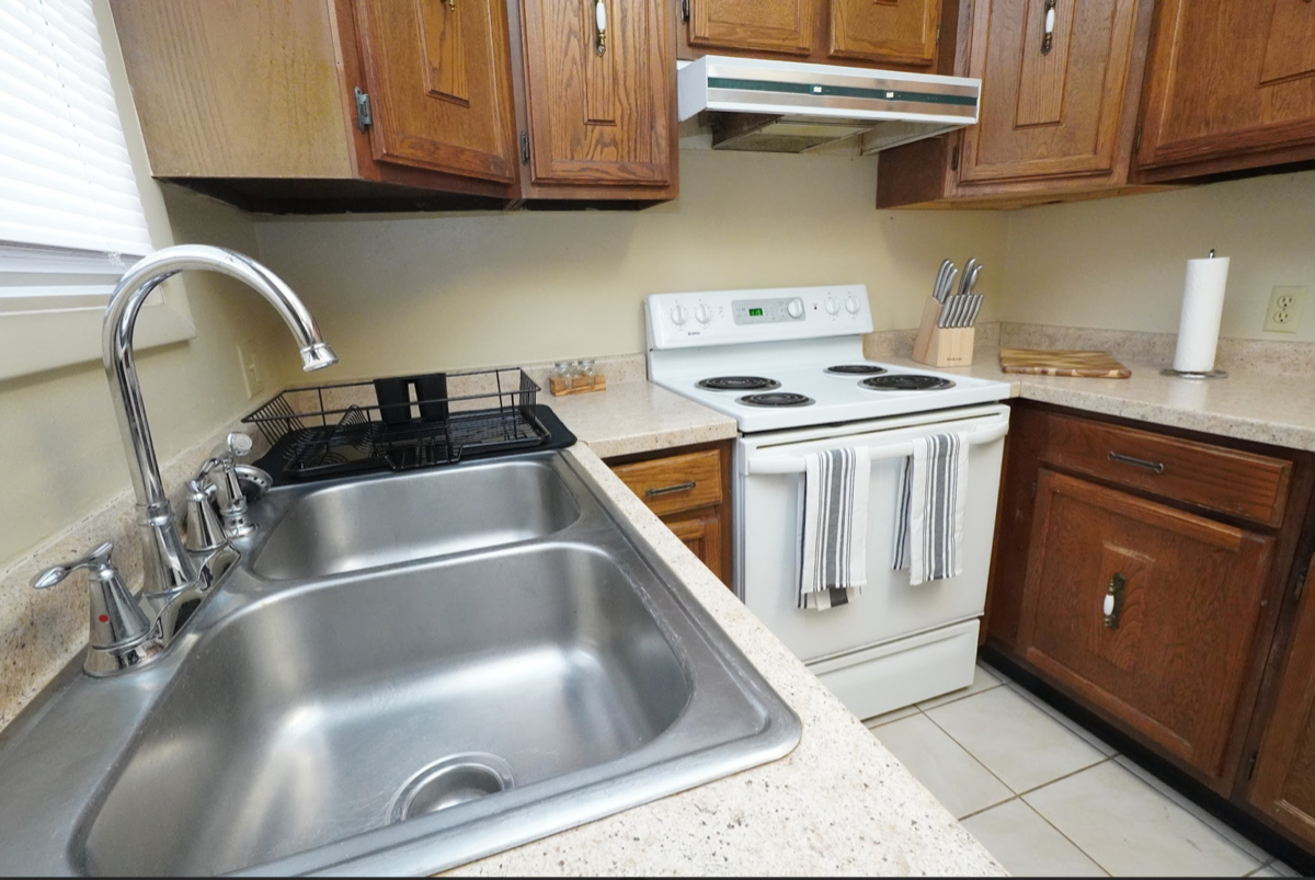 Spacious Two Bedroom Furnished Apartment - Photo 12