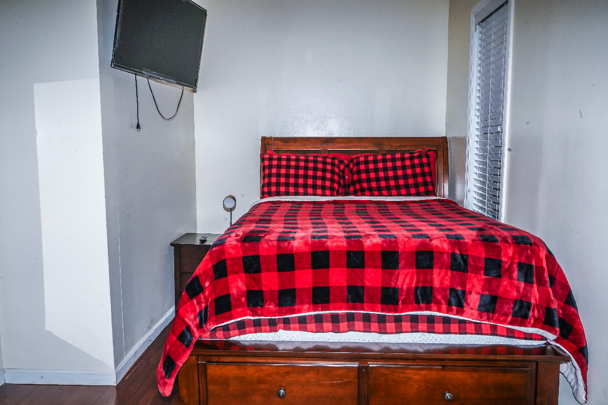 Cozy Room in an Apartment - Photo 4
