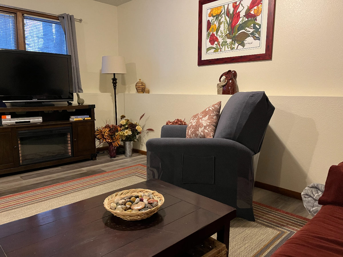 Comfy studio style apartment recently updated inside residential home - Photo 5