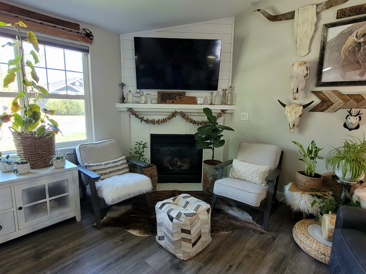 Experience Warmth and Comfort in a Stunning Remodeled Room in Bend-Oregon - Photo 2