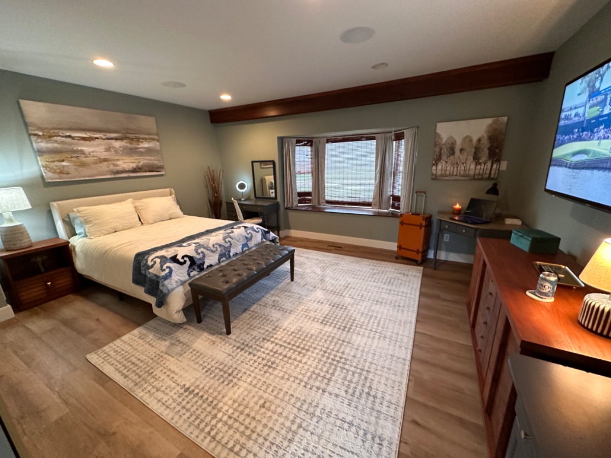 Beautiful and Quiet Home in Milford with Bedroom Suite, Laundry/Office, Hardwood Floors, Vintage Sty - Photo 3