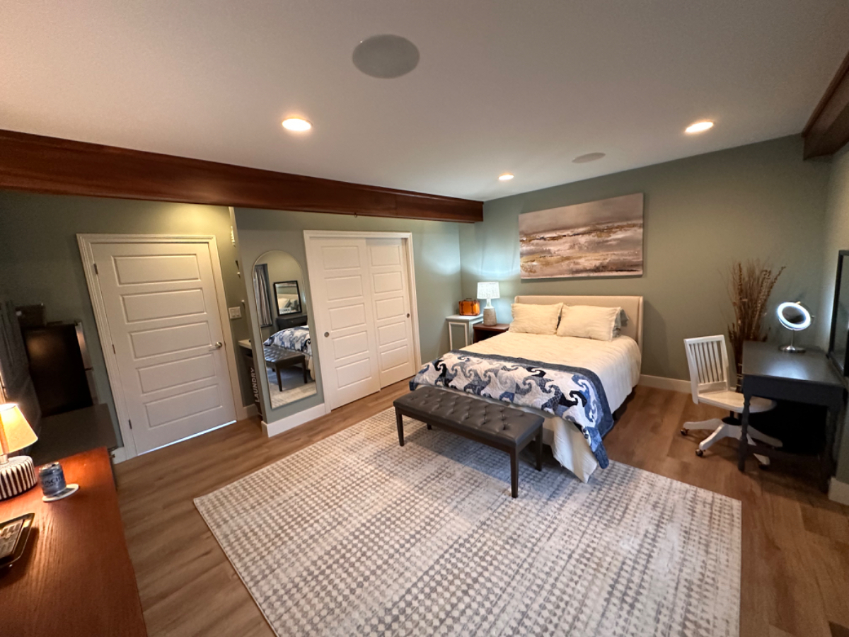 Beautiful and Quiet Home in Milford with Bedroom Suite, Laundry/Office, Hardwood Floors, Vintage Sty - Photo 2