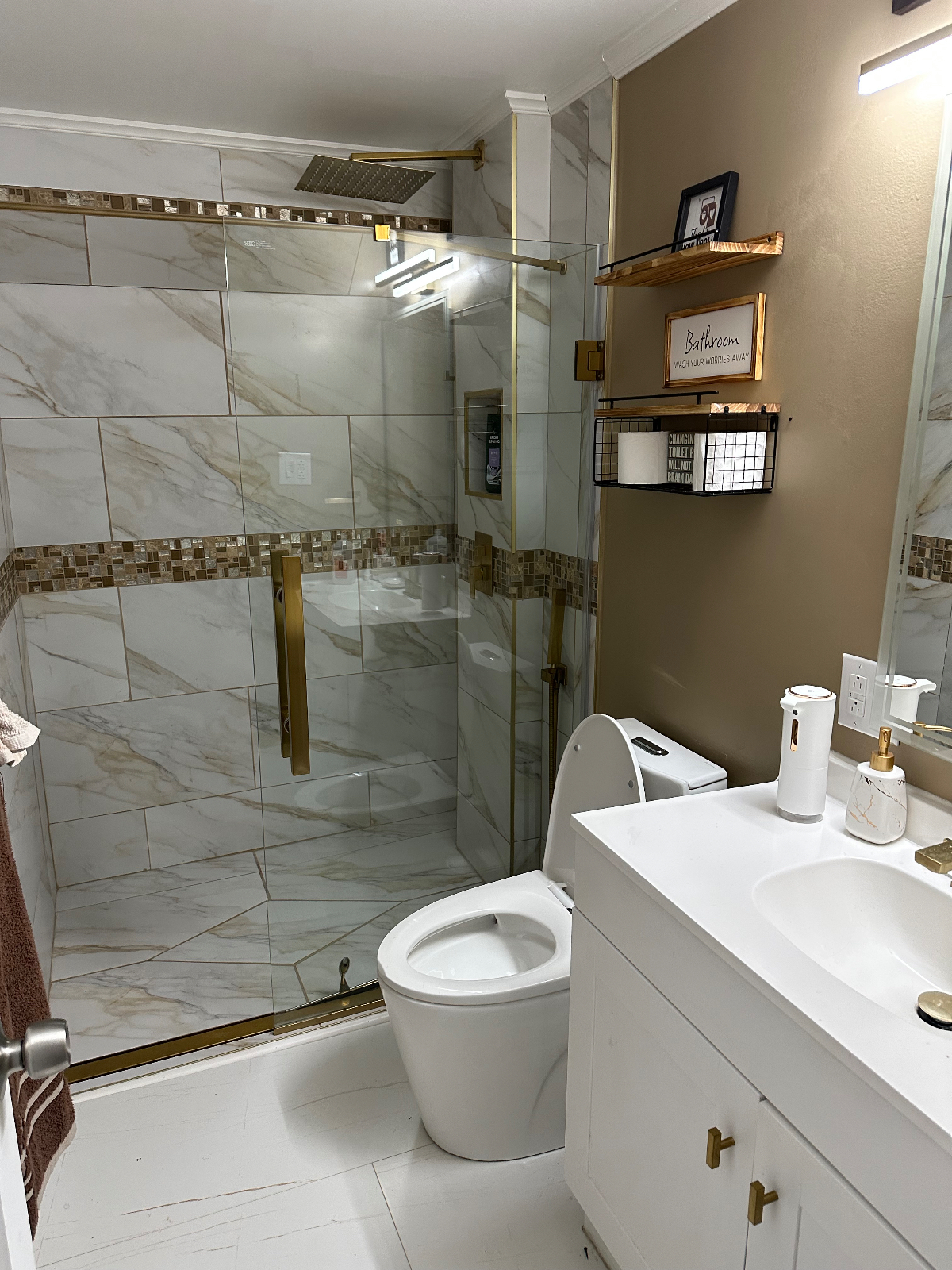 Modern styled home away from home - Photo 7