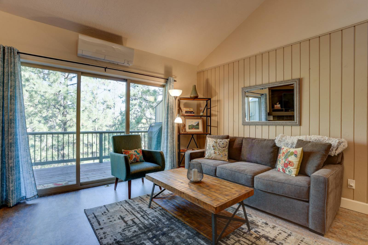 Updated Mt Bachelor Vlg Condo Pool Hot Tub Fireplace Private Deck River Trails 20 Min to Lift - Rabbit's Rest - Photo 1