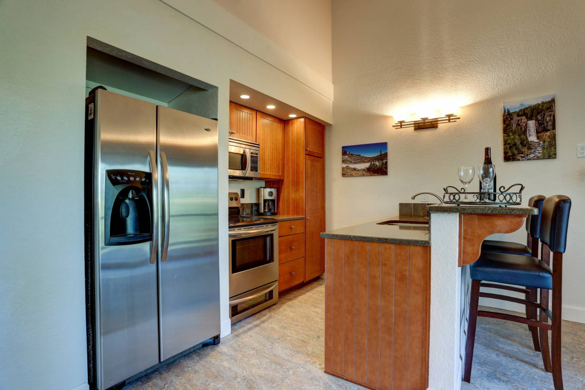 Updated Mt Bachelor Vlg Condo Pool Hot Tub Fireplace Private Deck River Trails 20 Min to Lift - Rabbit's Rest - Photo 2
