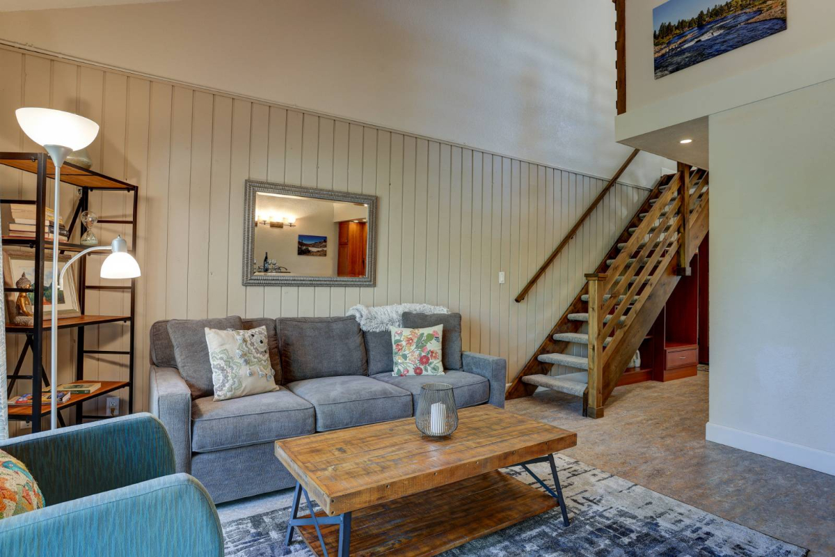 Updated Mt Bachelor Vlg Condo Pool Hot Tub Fireplace Private Deck River Trails 20 Min to Lift - Rabbit's Rest - Photo 3