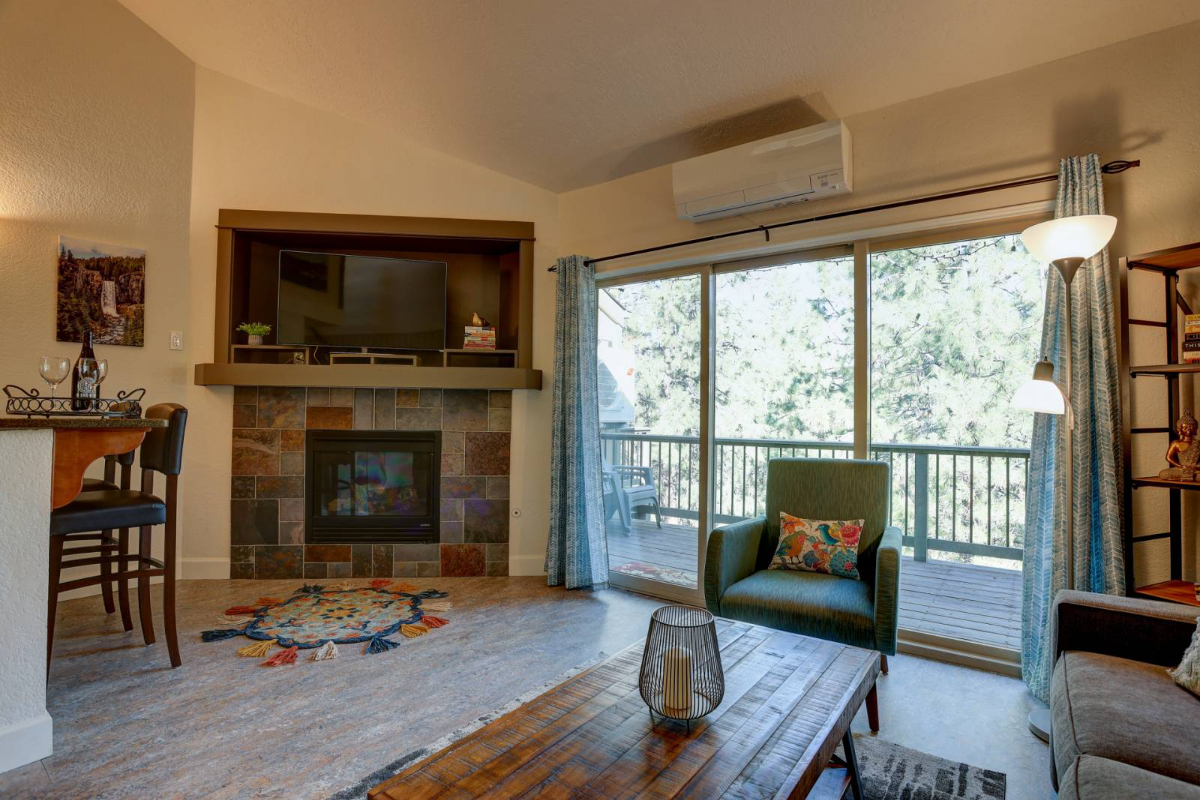 Updated Mt Bachelor Vlg Condo Pool Hot Tub Fireplace Private Deck River Trails 20 Min to Lift - Rabbit's Rest - Photo 4