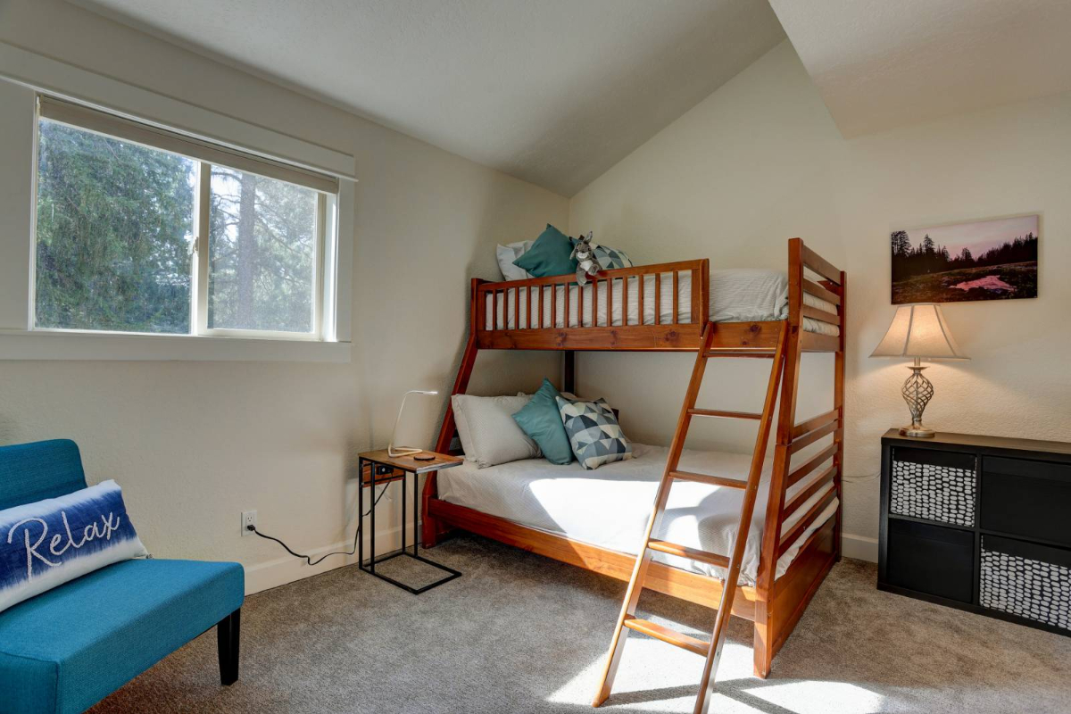 Updated Mt Bachelor Vlg Condo Pool Hot Tub Fireplace Private Deck River Trails 20 Min to Lift - Rabbit's Rest - Photo 5