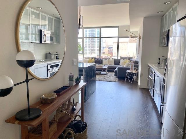 Beautiful furnished condo in the heart of downtown sunny San Diego - Photo 2