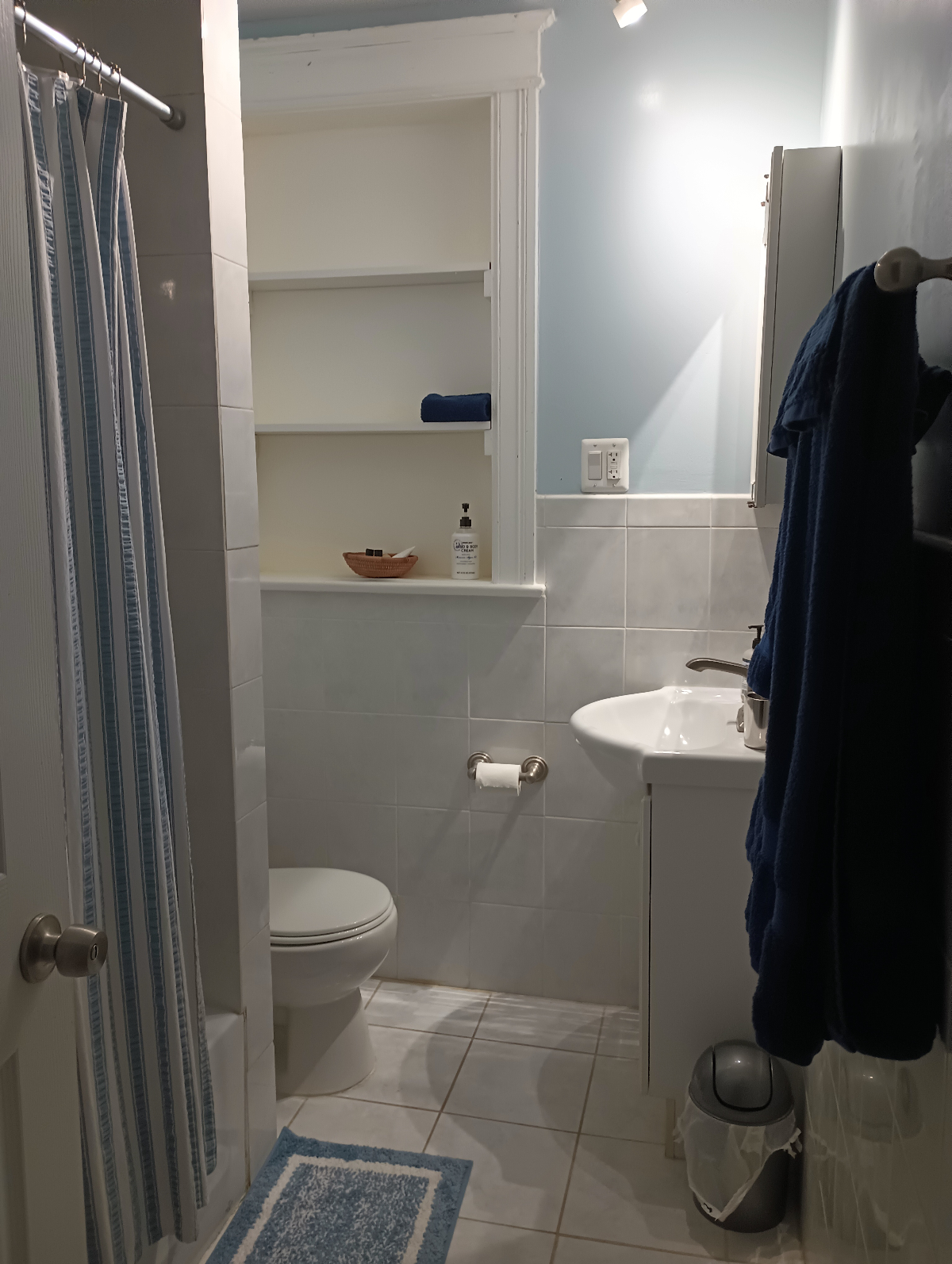 Private room/bath in charming urban rowhouse - Photo 3